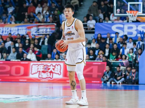 屋漏偏逢連夜雨！張鎮(zhèn)麟7中1僅得2分2板4助 末節(jié)受傷離場(chǎng)